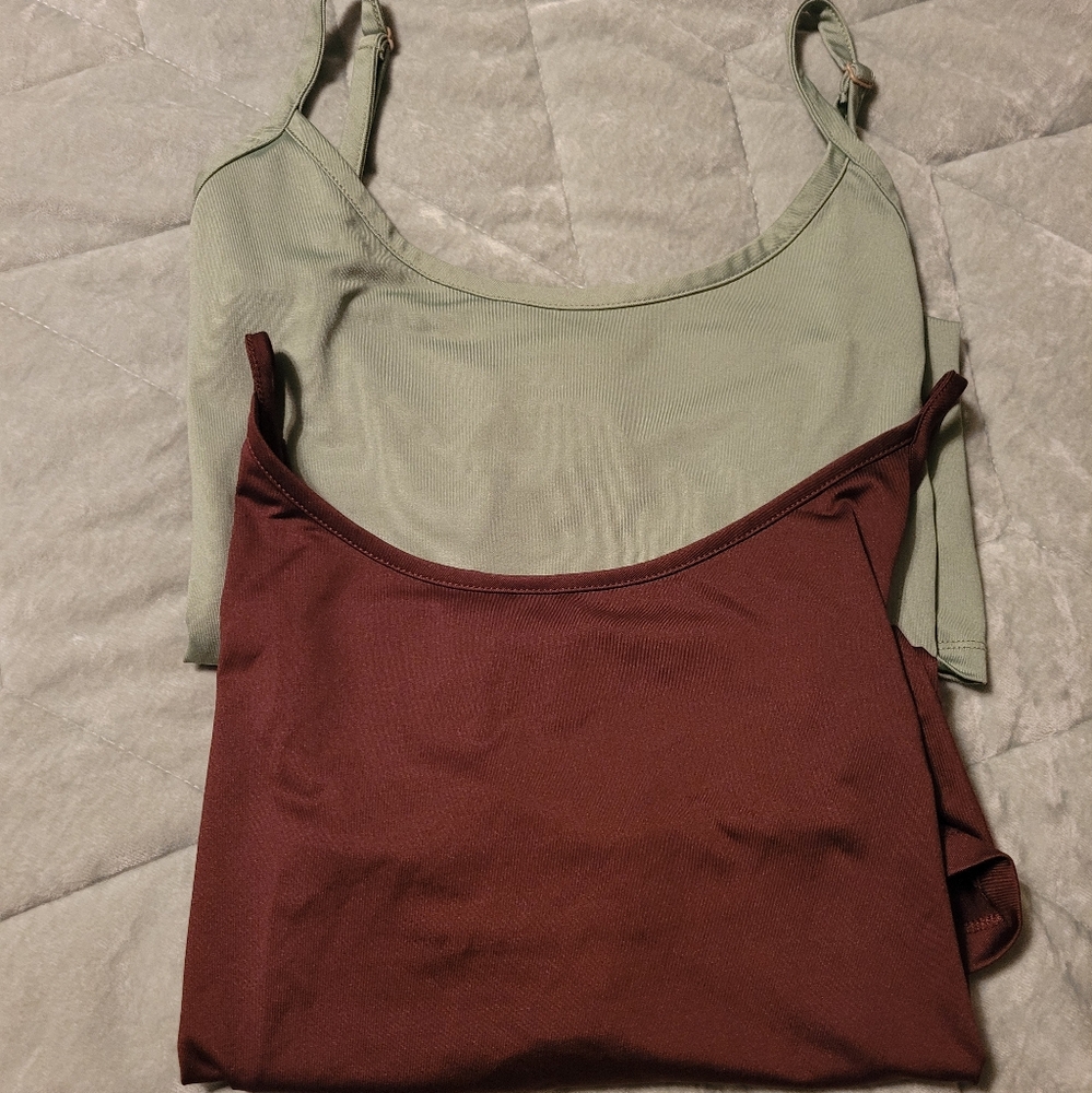 Plus set of two pretty silky cami / tank tops-adjustable straps, in EUC. sz 1X